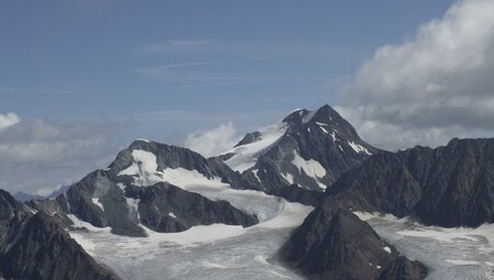 Im Vordergrund der Vernagtferner, im Hintergrund die Wildspitze (3770m).