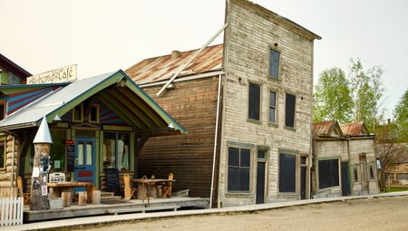 Windschiefe Häuser in Dawson City