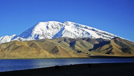 AS_ESP_Am_Karakul_See_mit_Mustagh_Ata_7546m