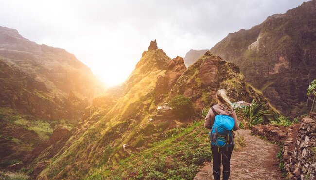 Wanderin auf einem Wanderweg im Norden der Insel, Kapverde