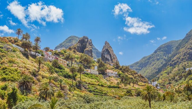 Klippen der Insel La Gomera, sonnige Landschaft