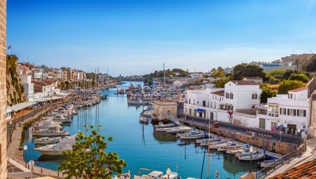 Blick auf den Hafen der Altstadt von Ciutadella, Insel Menorca, Spanien.