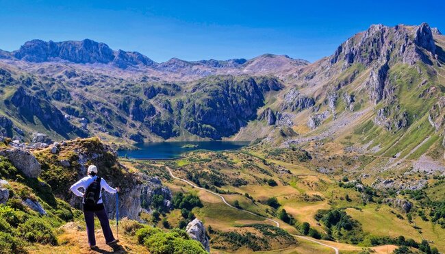 Bergsteiger in Lago del Valle, Somiedo, Asturien, Spanien