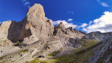 Gipfel 'Naranjo de Bulnes', auch bekannt als Picu Urriellu, Nationalpark und Biosphärenreservat Picos de Europa, Cabrales