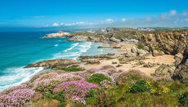 Atemberaubende Küstenlandschaft mit Newquay Beach in North Cornwall, England, UK.