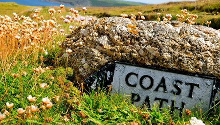 KüstenwegSteinzeichen "Coast Path" (Cornwall, Vereinigtes Königreich)