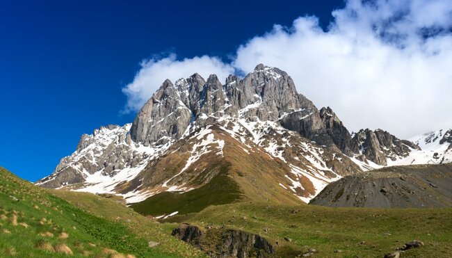 Bergmassiv Chaukhi nahe des Dorfes Juta