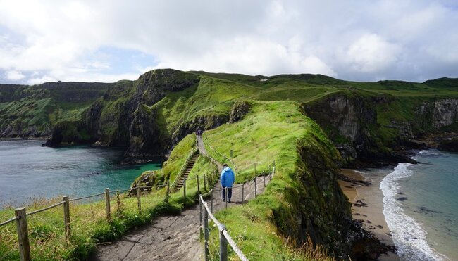 Landschaft um CarrickaRede  Rope Bridge