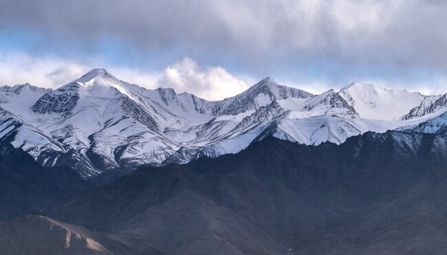 Stok Range des Himalaya mit Stok Kangri, dem höchsten Gipfel in Ladakh, Jammu und Kaschmir, Indien