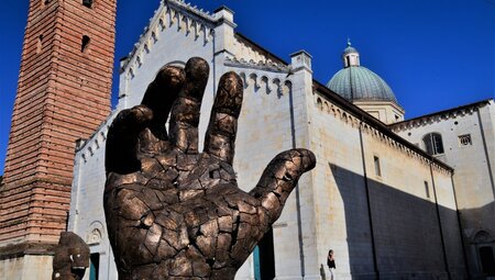 Bronzeskulptur Hand in Pietrasanta