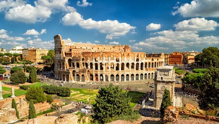 Italien  Blick auf das Kolosseum in Rom