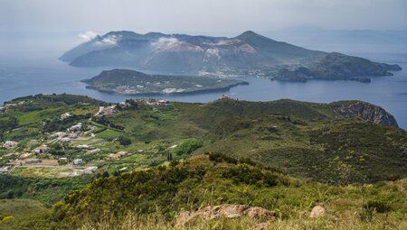 Sicht vom Monte Guardia Lipari auf Insel Vulcanello und Vulcano