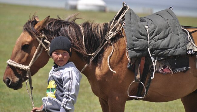 Junger Kirgise mit Pferd