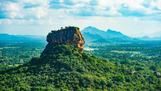 Blick auf den Felsen von Sigiriya