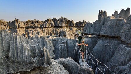Schöner Tourist auf einer Reise in die einzigartige Kalksandsteinlandschaft des Tsingy Bemaraha Natur Reservat in Madagaskar