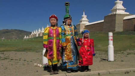 Kinder in traditioneller Tracht vor der Klosteranlage Erdene Zuu