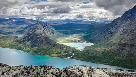 Unterwegs auf dem Besseggen Trail in Norwegen (Oppland)