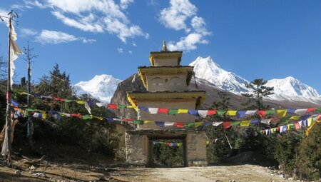 Eingangstor mit Manaslu im Hintergrund