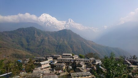 Blick auf das Dorf Ghandrung mit Annapurna Süd und Hiunchuli im Hintergrund