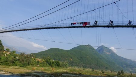 NepalMTBPanoramaSpektakuläreHängebrücke