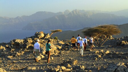 Wanderer auf Felsen in Musandam