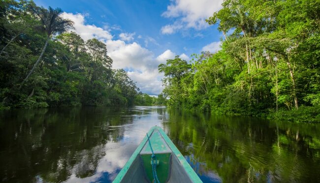 Mit dem Boot im tiefen Amazonasdschungel in Peru