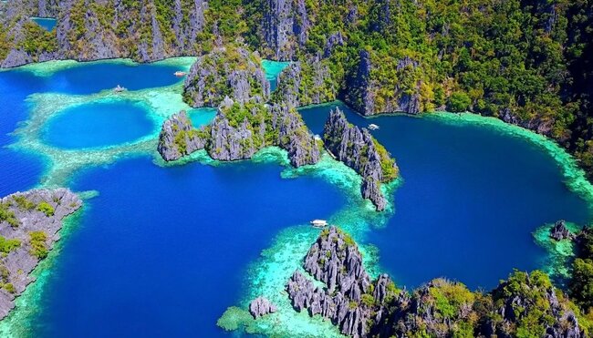 Die tiefblauen CoronLagunen in Palawan, Philippinen