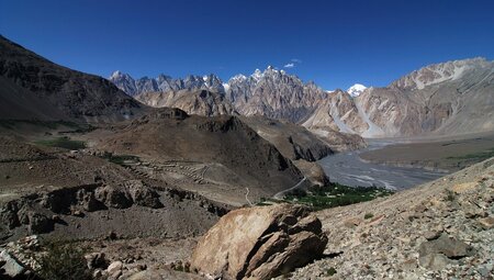 Blick vom GhulkinGletscher zum BorithSee und Cathedral Peak