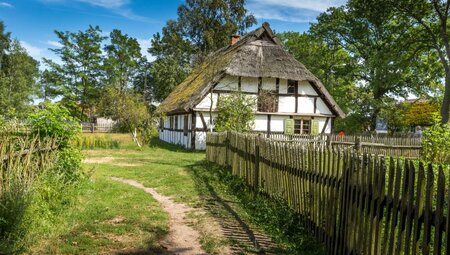 Altes Holzhaus in Kluki, Polen