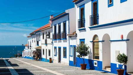 Traditionelle blauweiße portugiesische AlentejoGebäude in Porto Covo, Portugal