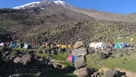 Blick vom Basislager zum Gipfel des Ararat