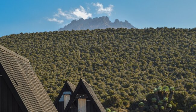 Horombo Hütte vor dem Hintergrund der Mawenzispitze , Mt Kilimanjaro, Tansania
