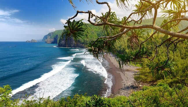 Atemberaubende Aussicht auf den felsigen Strand von Pololu Valley, Big Island, Hawaii