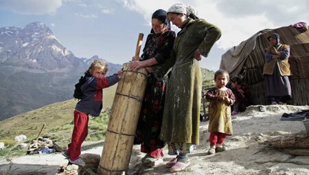 Tadschikische Nomaden beim Butterstampfen