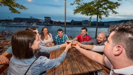 Hungary_Budapest_Bar_Beer_Cheers