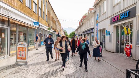 Intrepid traveller group tour Alingsås with a local guide on a sunny day in Sweden