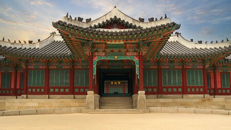 Intricate and colourful detail on Gyeongbok Palace, Seoul