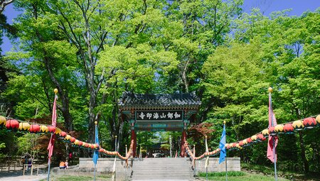 The entrance gates to Hainsa Temple