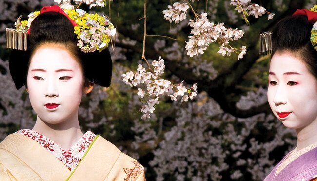 Japan, Kyoto, Maiko san Imperial gardens