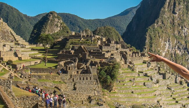 GGPI - Leader with male traveller in front of Machu Picchu, Peru