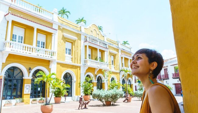 Traveller marvelling at the colourful buildings and streets of Cartagena Colombia