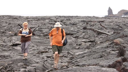 galapagos_couple-volcanic-rocks