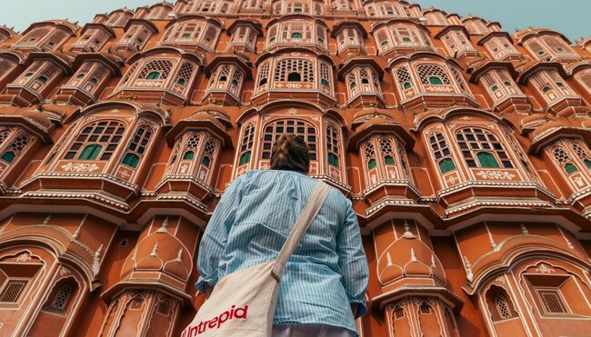 Intrepid traveller stands before the Hawa Mahal in Jaipur