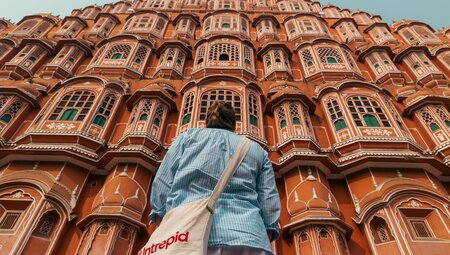 Intrepid traveller stands before the Hawa Mahal in Jaipur