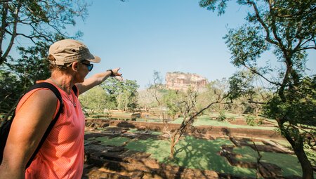 sri-lanka_dambulla_sigiriya-lion-rock-fortress_traveller-looking