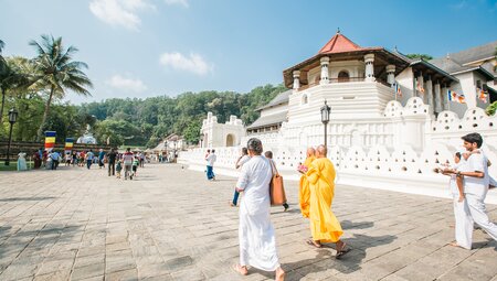 sri-lanka_kandy_temple-of-the-sacred-tooth_locals