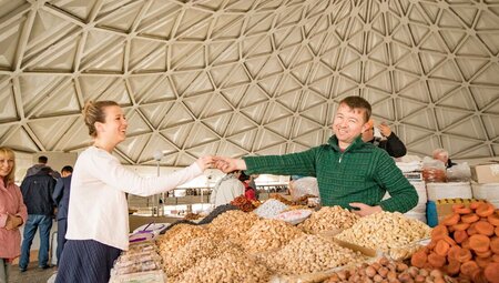 Traveller shares a happy moment with a Chorsu Bazaar vendor in Tashkent, Uzbekistan