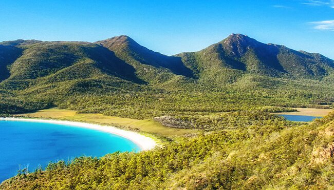 Clear views of Wineglass Bay on a sunny day, Freycinet NP, AU