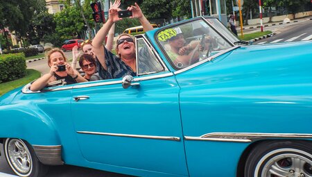 QUPC - Group tour ride around Havana in an American vintage car