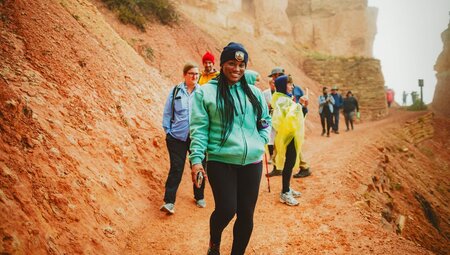 Travellers hiking in Bryce Canyon National Park